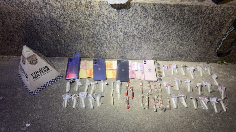 Policiais militares do RECOM em São Gonçalo, após apreensão de drogas e dinheiro, com dois indivíduos detidos.