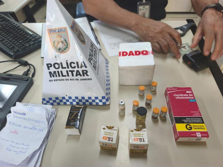 Policiais militares abordam um homem durante operação do Segurança Presente em Niterói para combater crimes.