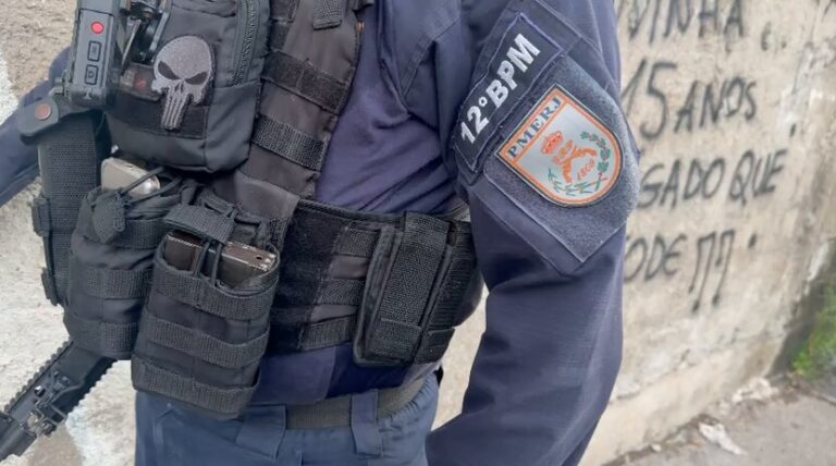 Policiais militares em operação apreendem drogas e rádio comunicador com suspeitos de tráfico em Niterói.