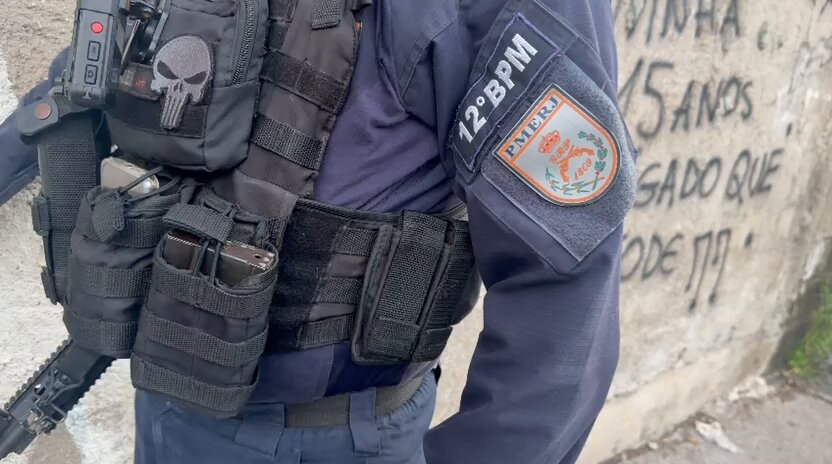 Policiais militares em operação apreendem drogas e rádio comunicador com suspeitos de tráfico em Niterói.