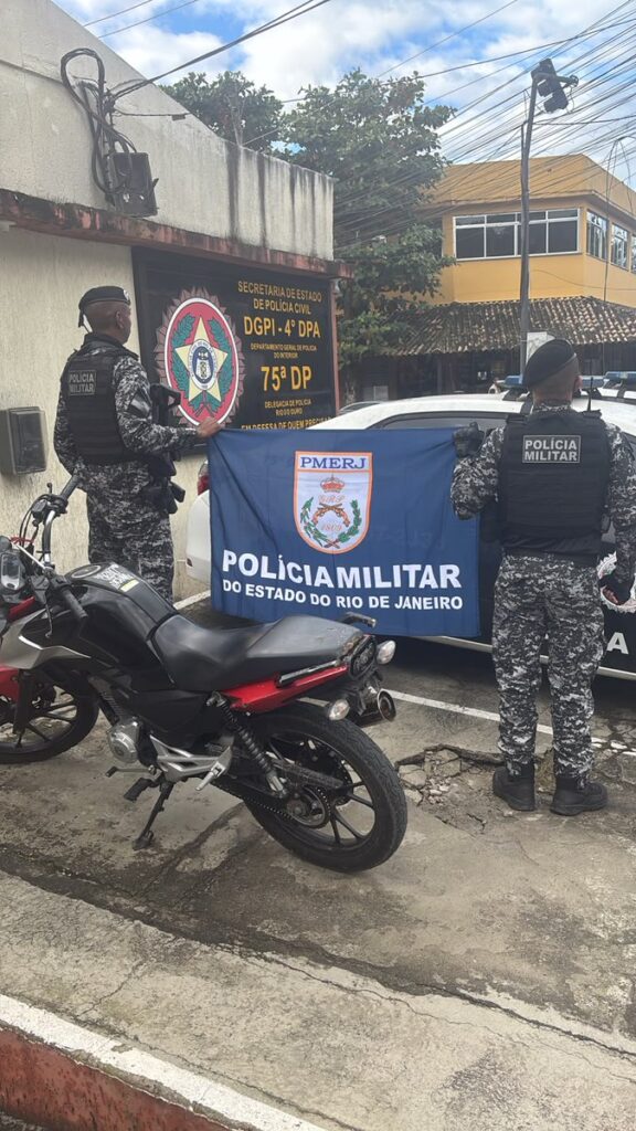 Policiais do RECOM da PMERJ abordando motocicleta sem placa na RJ-106, em São Gonçalo, levando os ocupantes à delegacia.
