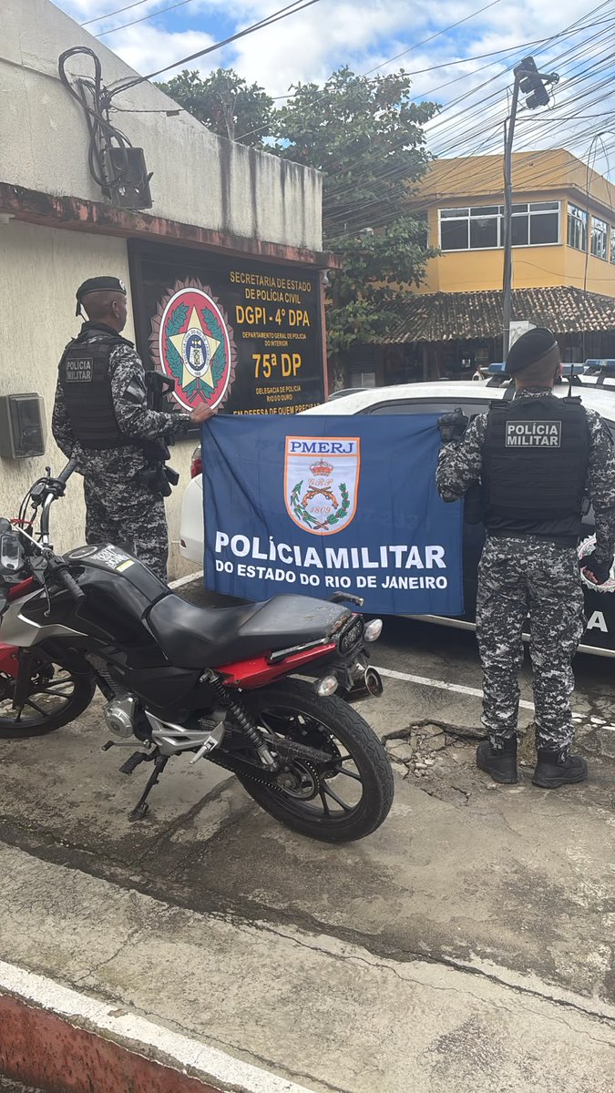 Policiais do RECOM da PMERJ abordando motocicleta sem placa na RJ-106, em São Gonçalo, levando os ocupantes à delegacia.