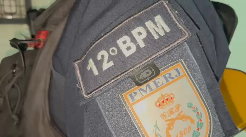 Policiais militares do 12º BPM recuperaram uma motocicleta roubada e apreenderam uma pistola com adolescentes no Fonseca, Niterói.