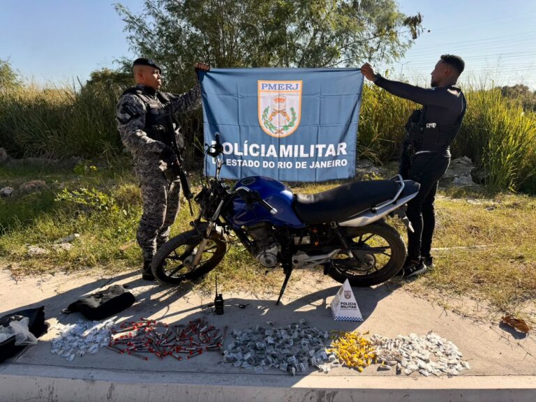Policiais militares exibem drogas e materiais apreendidos em operação contra o tráfico em São Gonçalo.