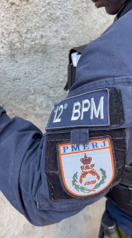 Adolescente apreendido com pistola, munições, rádio transmissor e drogas em Niterói pela PM