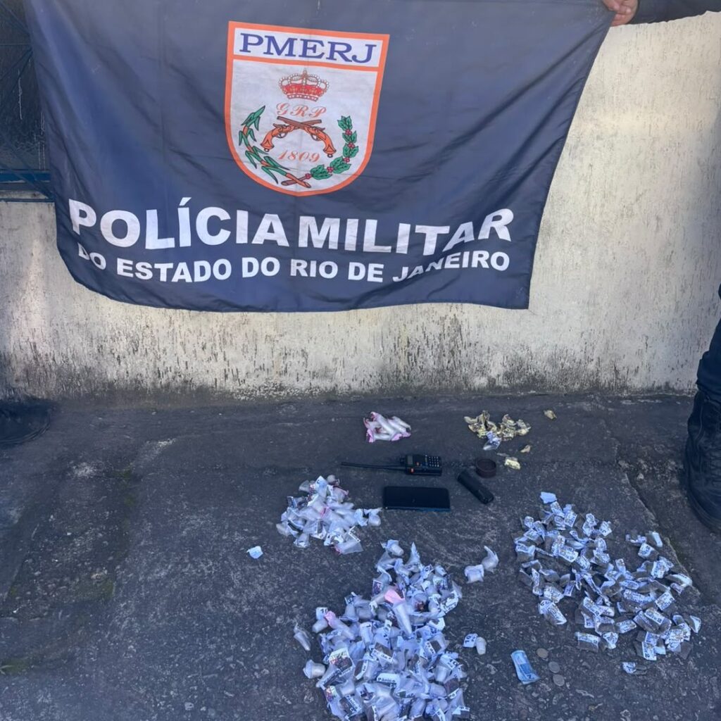 Policiais militares do 7º BPM em operação de retirada de barricadas em comunidade de São Gonçalo, Rio de Janeiro.