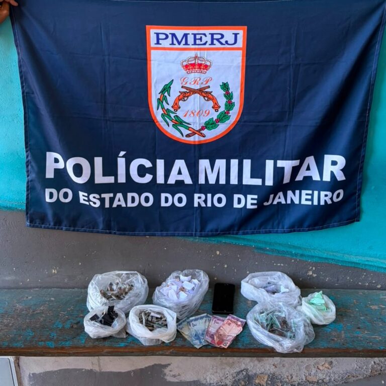 Policiais do 12º BPM em patrulhamento na Comunidade do MIC, Niterói, durante operação contra o tráfico de drogas.