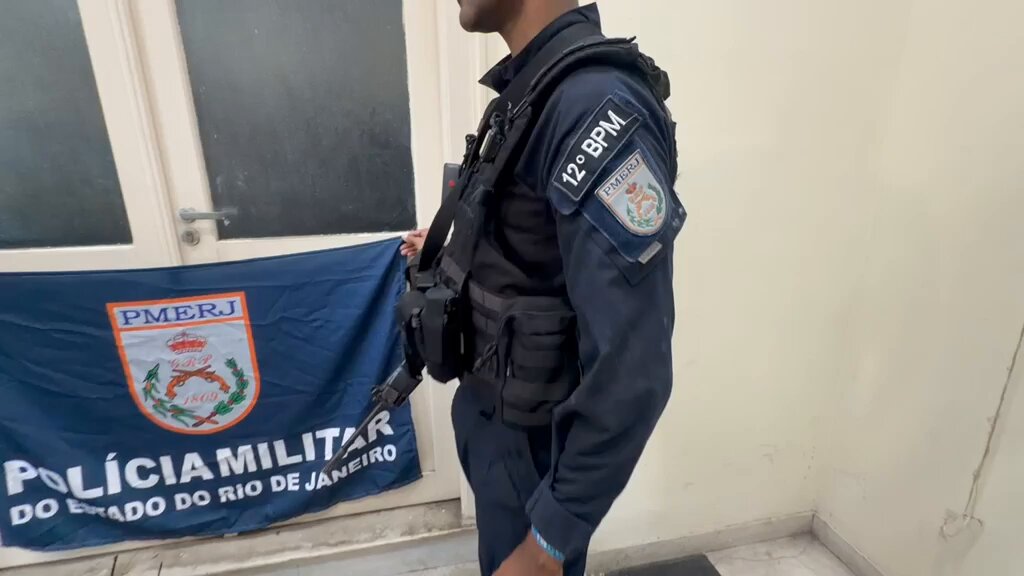 Policiais Militares e equipe da Polícia Civil em ação conjunta na comunidade da Chácara, Niterói.