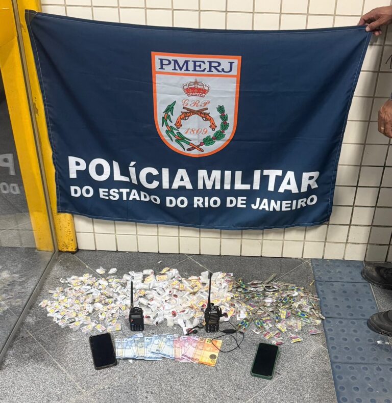 Policiais militares do 12º BPM em operação na Comunidade Boa Esperança, Niterói, com material apreendido.