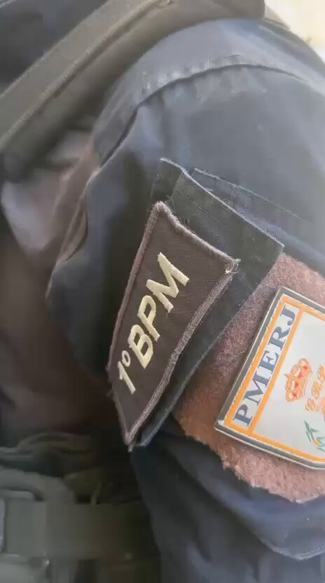 Policiais militares em operação em São Gonçalo após detenção de suspeitos envolvidos em troca de tiros.
