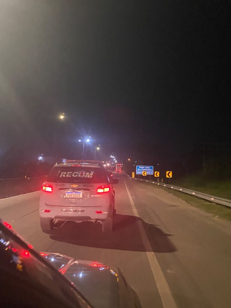 Viaturas da Polícia Militar patrulham a BR-101 em São Gonçalo para reforçar a segurança.