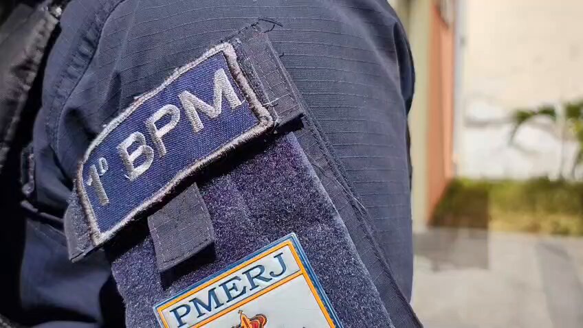 Policiais militares apreendem pistola, carregador, munições e drogas com homem preso em flagrante na Comunidade do Salgueiro, São Gonçalo.