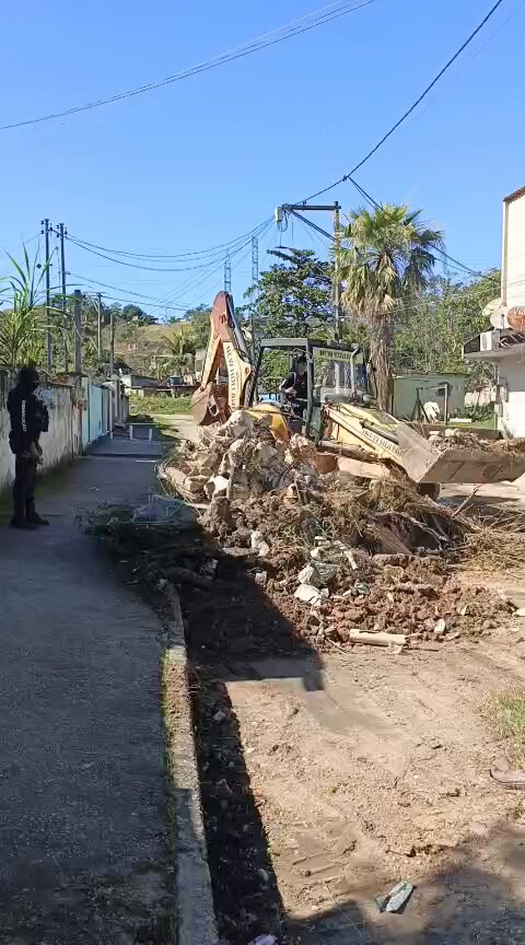 Policiais militares removem barricadas de ruas em São Gonçalo após operação de desobstrução de vias.