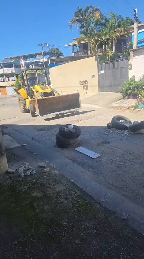 Equipes da Polícia Militar em operação de remoção de barricadas em São Gonçalo.
