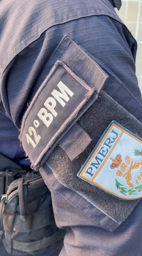 Policiais militares em operação com suspeitos detidos e armas apreendidas em Niterói.