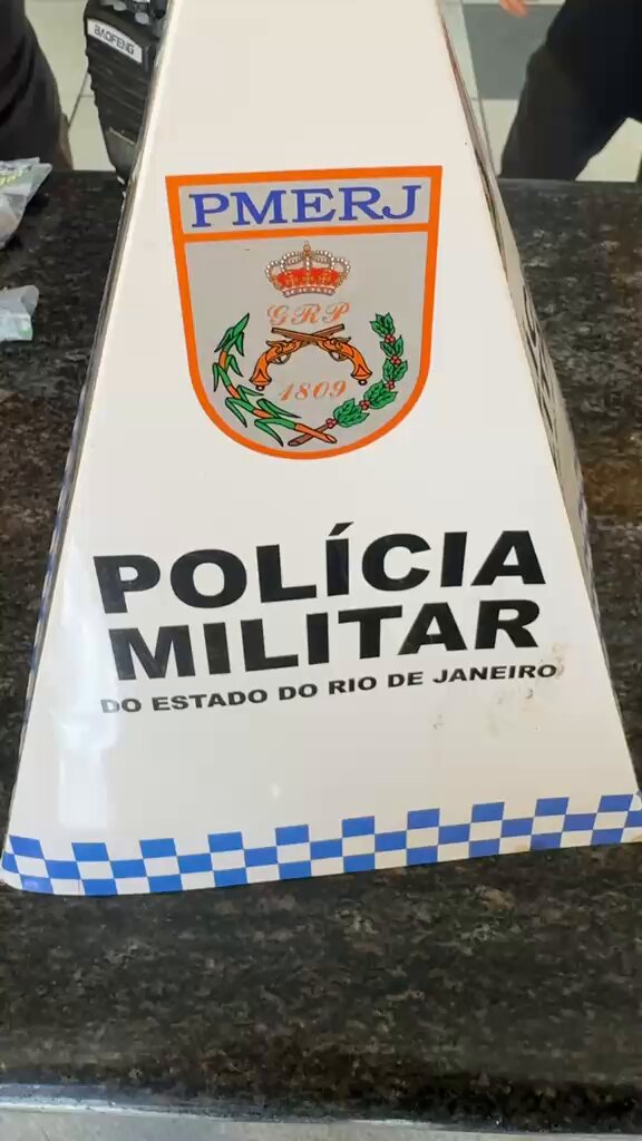 Policiais militares do Segurança Presente em patrulhamento urbano, com viatura e agentes em ação.