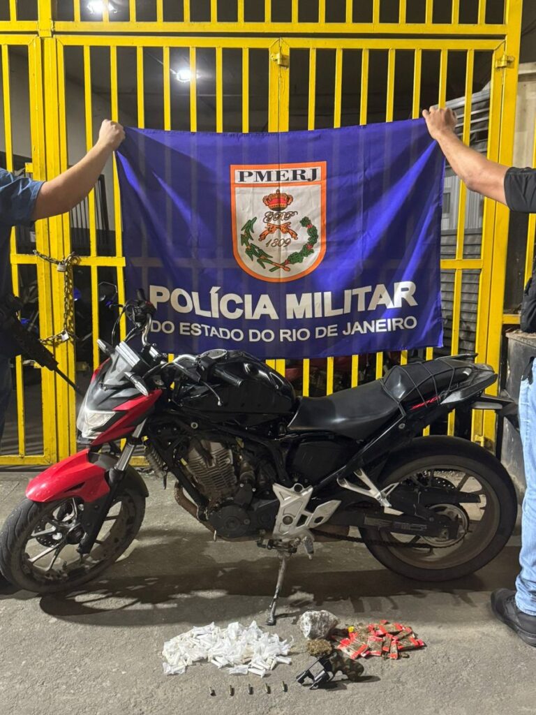 Policiais militares do 7º BPM durante operação que resultou na prisão de suspeitos em São Gonçalo.