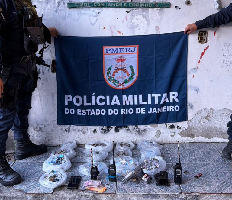 Material apreendido em Niterói, incluindo pistola, munições, rádios transmissores e drogas, após ação policial.