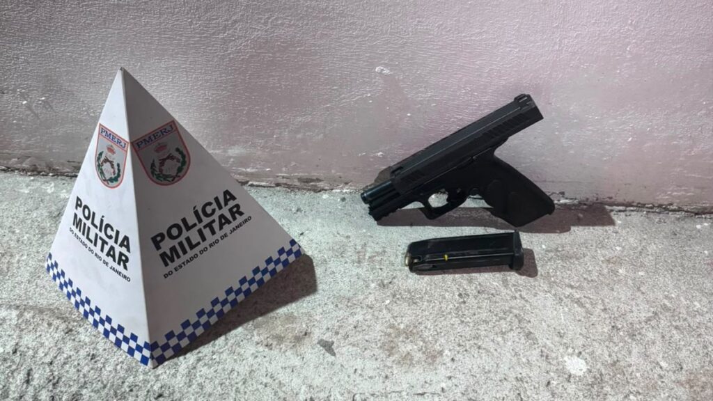 Policiais do 7BPM em São Gonçalo apreendem arma de fogo após denúncia na Comunidade Sete Cruzes.