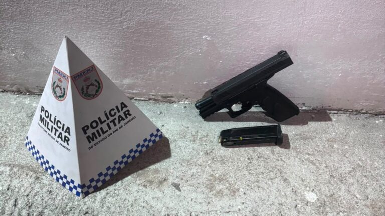 Policiais do 7BPM em São Gonçalo apreendem arma de fogo após denúncia na Comunidade Sete Cruzes.