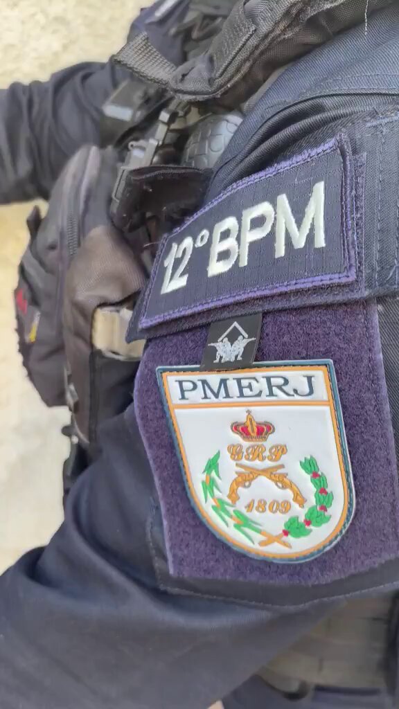 Policiais militares em operação apreendem drogas e rádios comunicadores e prendem dois homens em Niterói.