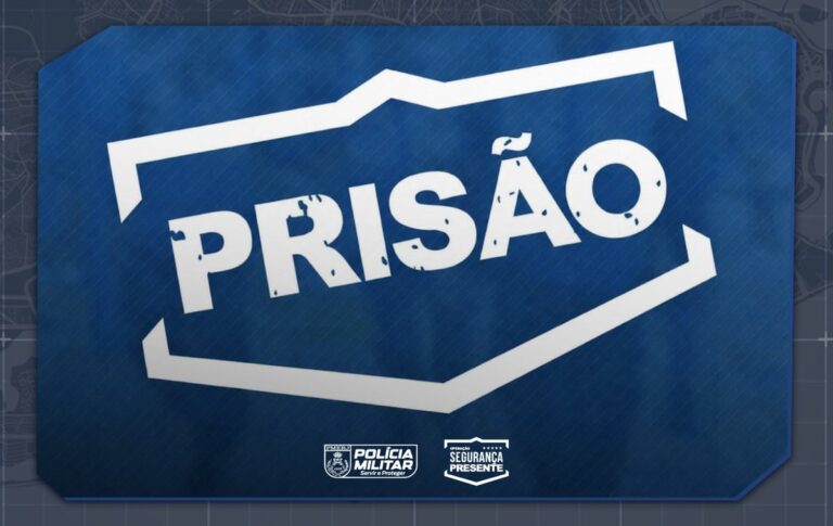 Policiais militares do Segurança Presente em Niterói em patrulhamento urbano, com viatura ao fundo.