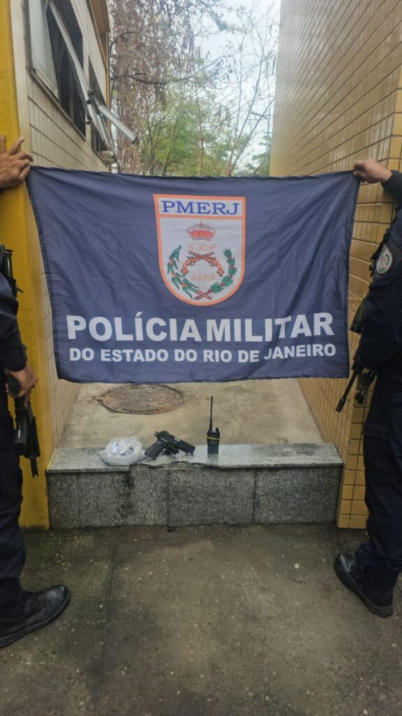 Pistola calibre 9mm, munições, rádio comunicador e 59 pinos de cocaína apreendidos em São Gonçalo.