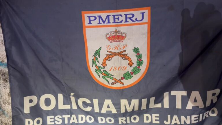 Policiais militares apreendem materiais como cobre e fios no Centro de Niterói após prisão por receptação.