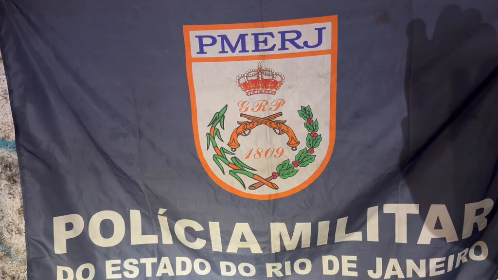 Policiais militares apreendem materiais como cobre e fios no Centro de Niterói após prisão por receptação.