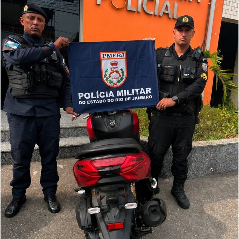 Motocicleta sem placa é apreendida em São Gonçalo por policiais militares durante patrulhamento.