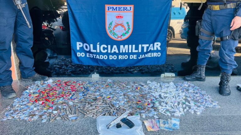 Policiais militares do 12º BPM com materiais apreendidos: pistola 9mm, drogas e moto roubada em Maricá.