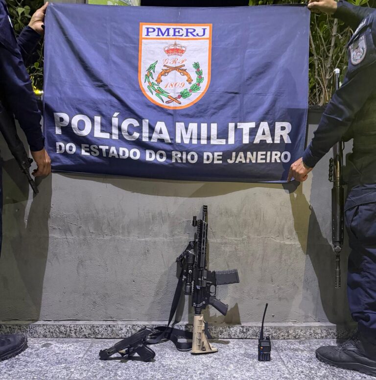 Policiais militares apreendem fuzil e pistola com suspeitos em São Gonçalo, Rio de Janeiro.