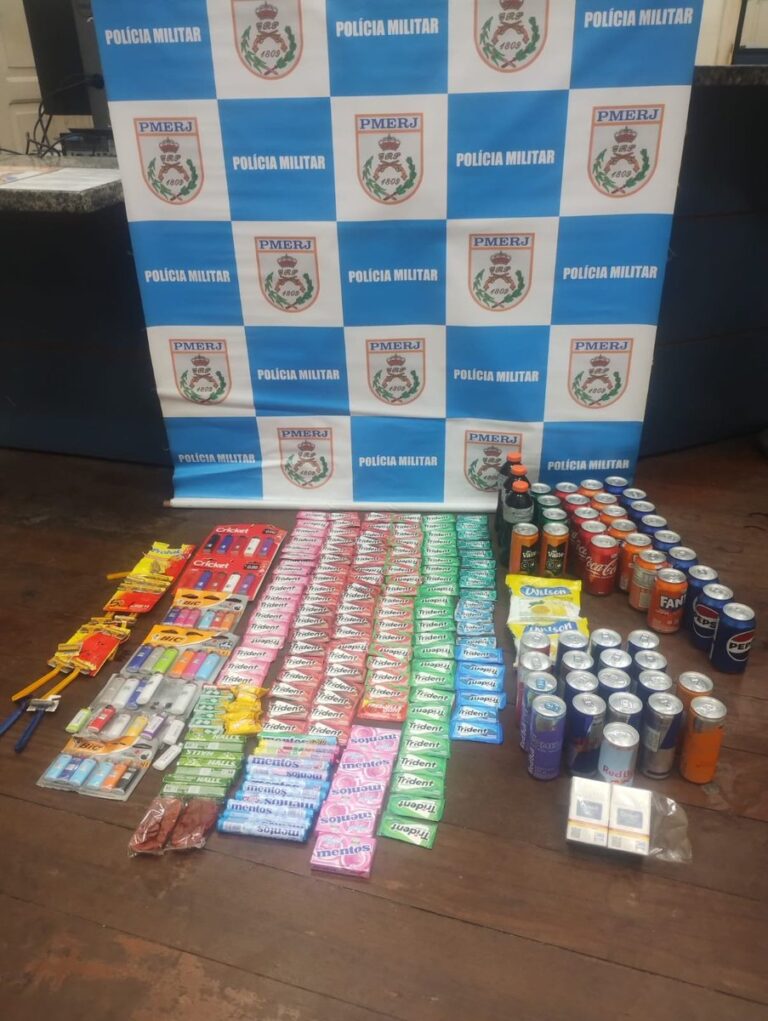 Produtos recuperados pela Polícia Militar após furto em lanchonete no Centro de Niterói.