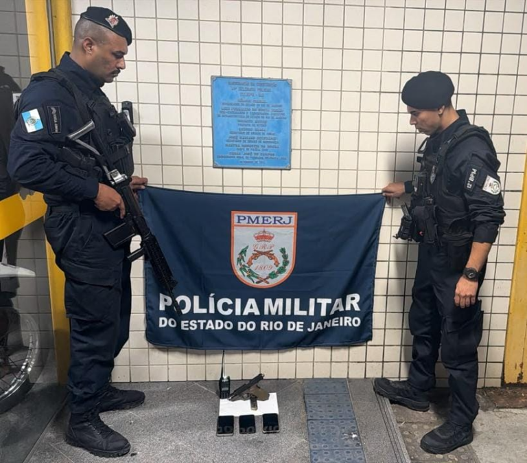 Policiais militares detêm três suspeitos e apreendem uma pistola em ação na comunidade Rato Molhado, Itaipu, Niterói.