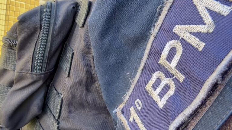 Policiais militares exibem pistola e grandes quantidades de maconha, crack e cocaína apreendidas em São Gonçalo.