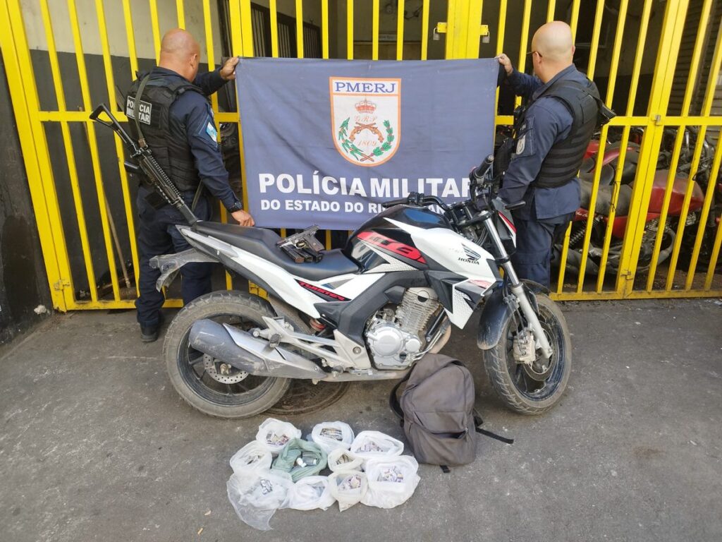 Policiais militares em operação apreendem arma, moto e drogas na comunidade da Guindia, São Gonçalo.