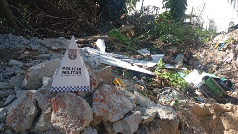 Policiais do CPAm flagram descarte irregular de resíduos de construção civil em terreno em Itaipu, Niterói.