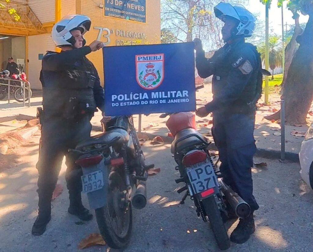Duas motocicletas com placas falsas apreendidas pela Polícia Militar em São Gonçalo.