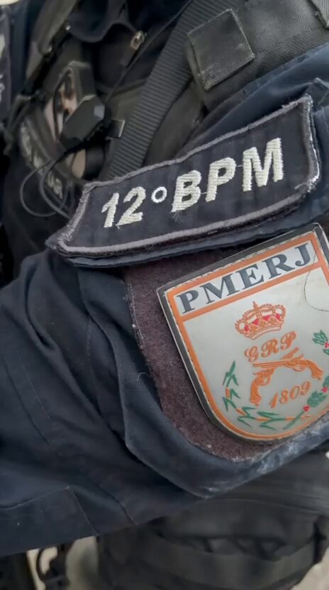 Fuzil, granada, rádio transmissor e entorpecentes apreendidos em Niterói por policiais do 12º BPM.