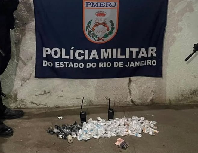 Policiais militares exibem drogas e rádios transmissores apreendidos em operação contra o tráfico em Niterói.