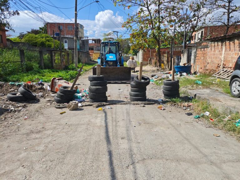 Policiais militares removem barricadas e entulho em rua de terra na comunidade do Lodial, Boaçu, São Gonçalo, RJ.