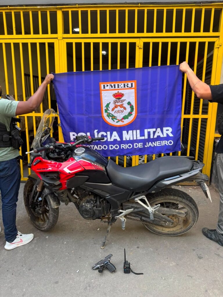 Policiais militares prendem criminoso com pistola, rádio e moto no Jardim Catarina, São Gonçalo, após ataque a viatura.