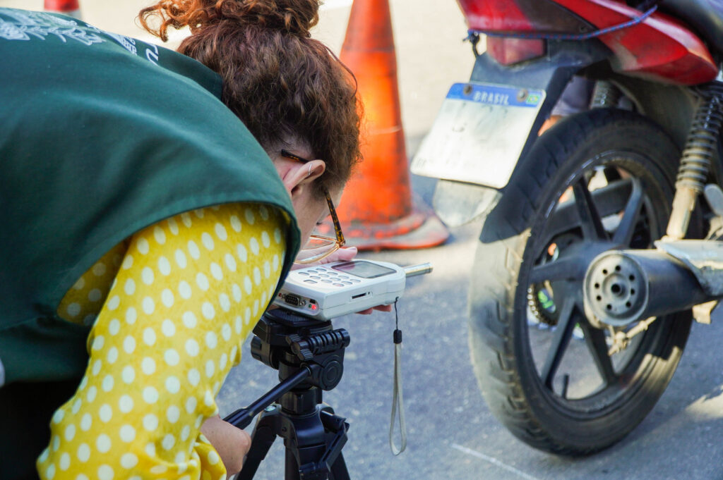 Agentes da Operação Tolerância Zero fiscalizam motocicleta em São Gonçalo com decibelímetro.