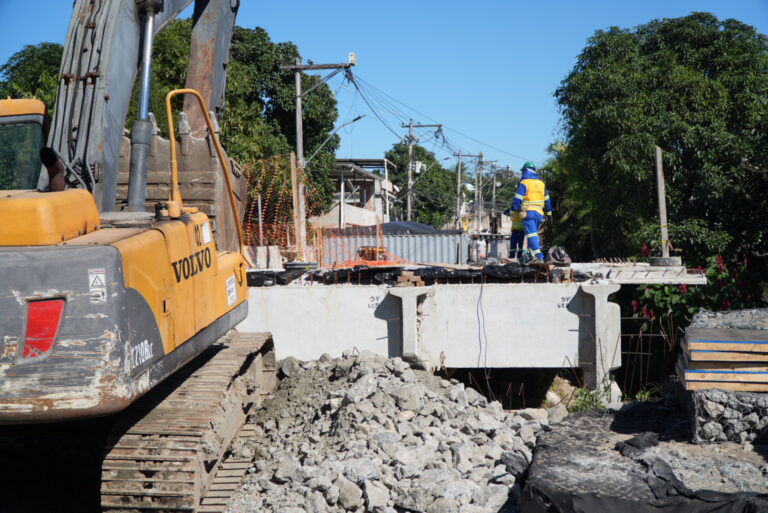Obras do Trecho 6 do MUVI em Guaxindiba, São Gonçalo, com construção de pontes para veículos e calçadas.