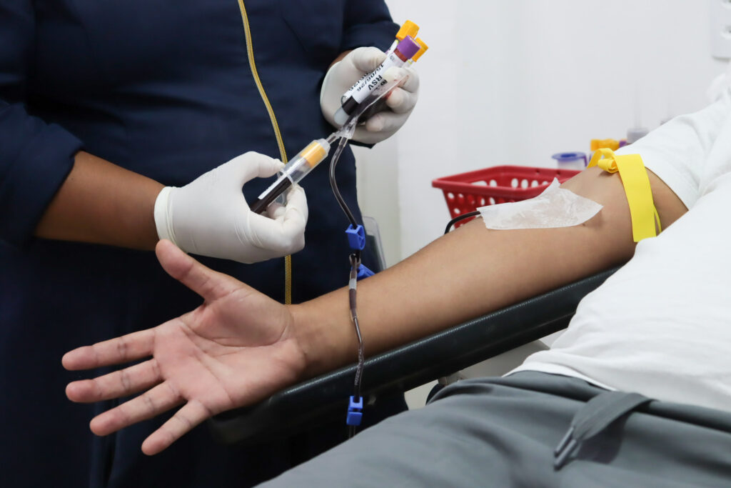 Voluntário doando sangue em Hemonúcleo de São Gonçalo em campanha de sábado.