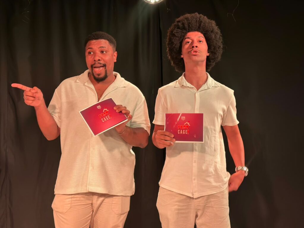 Pessoas em evento cultural com música e dança em São Gonçalo