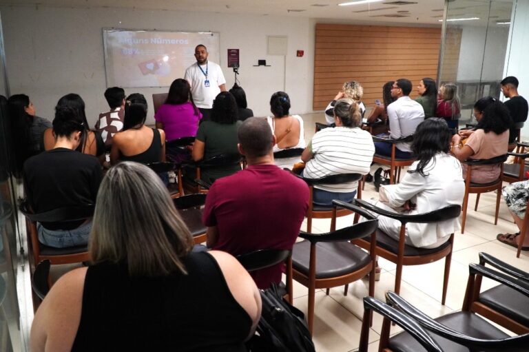Empreendedores participam de palestra em São Gonçalo sobre uso estratégico do Instagram para negócios, impulsionando vendas.