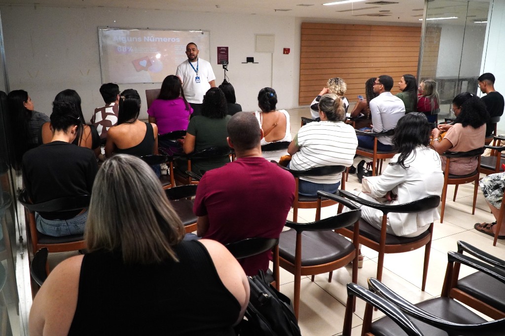 Empreendedores participam de palestra em São Gonçalo sobre uso estratégico do Instagram para negócios, impulsionando vendas.
