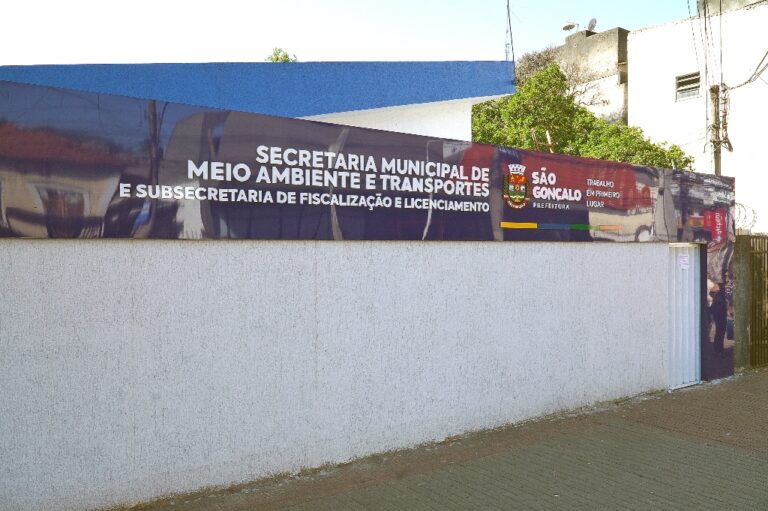 Equipe da Secretaria de Meio Ambiente e Transportes de São Gonçalo trabalhando com sistemas Regin e SEI.