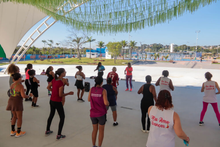 Pessoas de diversas idades praticam zumba em área externa do Parque RJ Nosso Sonho, em São Gonçalo.